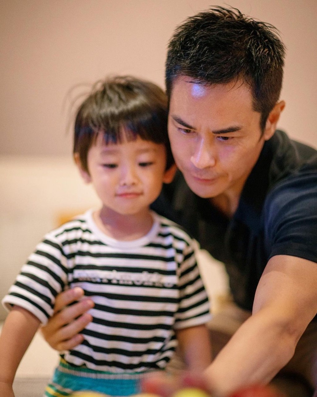 仲話大仔Rafael(左)睇劇應該會認得爸爸。