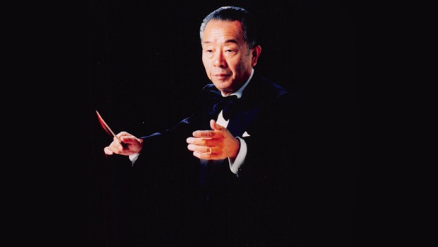 服部吉次的父親服部良一是著名作曲家，因赴美巡演而認識了喜多川的父親。
