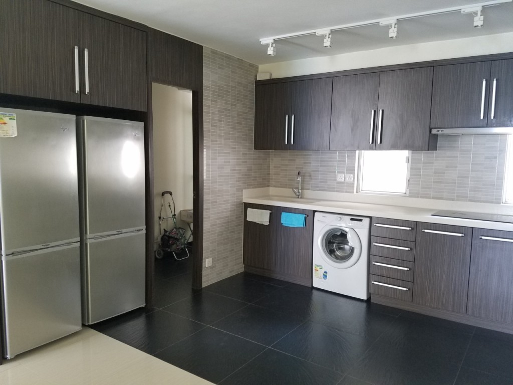 開放式廚房設有上下列廚櫃，儲物空間充裕。