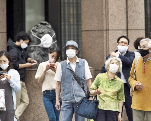 日本保健所的防疫文宣呼籲民眾不要與外國人用餐,引起爭議。AP