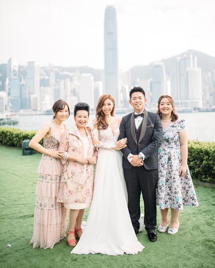 薛家燕儿子石耀庭于2018年娶老婆Zoe。