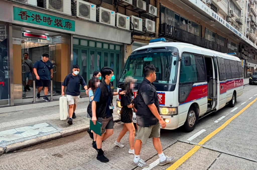 兩名本地女子，涉嫌「經營無牌按摩院」及「協助管理無牌按摩院」被捕。警方圖片