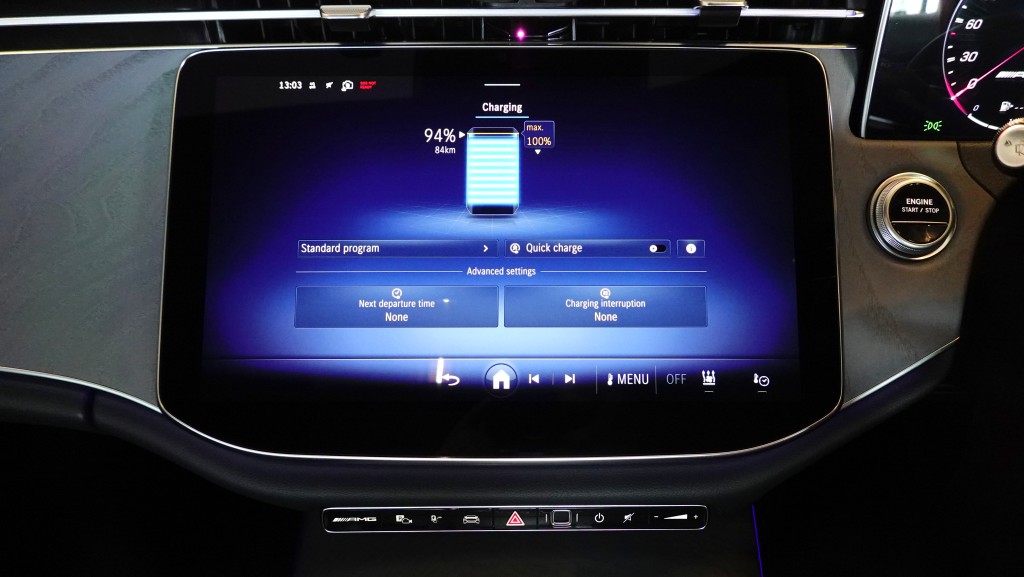 平治Mercedes-AMG E 53 HYBRID 4MATIC+登場：中控屏幕可顯示電池電量。