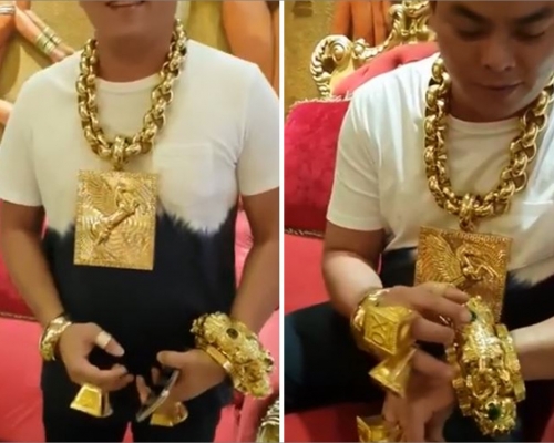 越南男子每日身穿13公斤金器外出。網上圖片