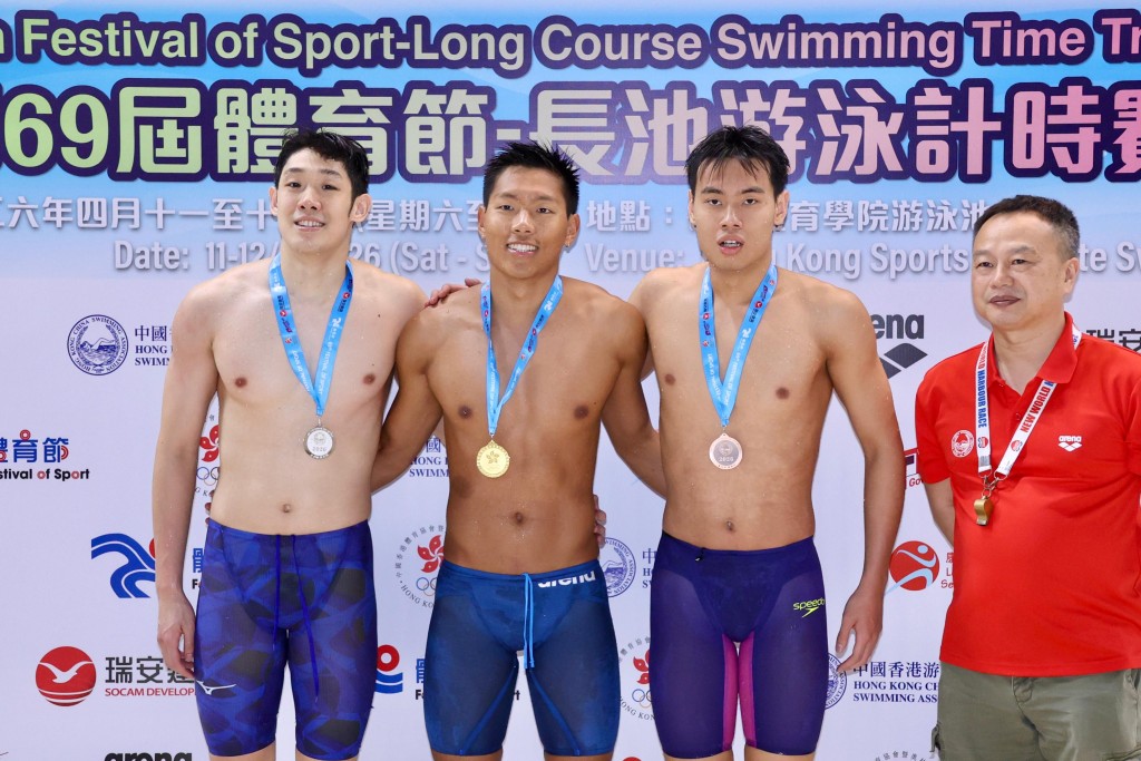美国史丹福大学四年级生的关鹏（左二），专程返港参加长池计时赛，他昨率先在男子100米背泳以56秒60夺冠。徐嘉华摄