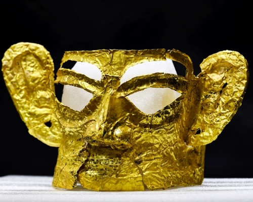 四川三星堆遺址最新一批出土文物中，包括一張完整的金面罩。新華社