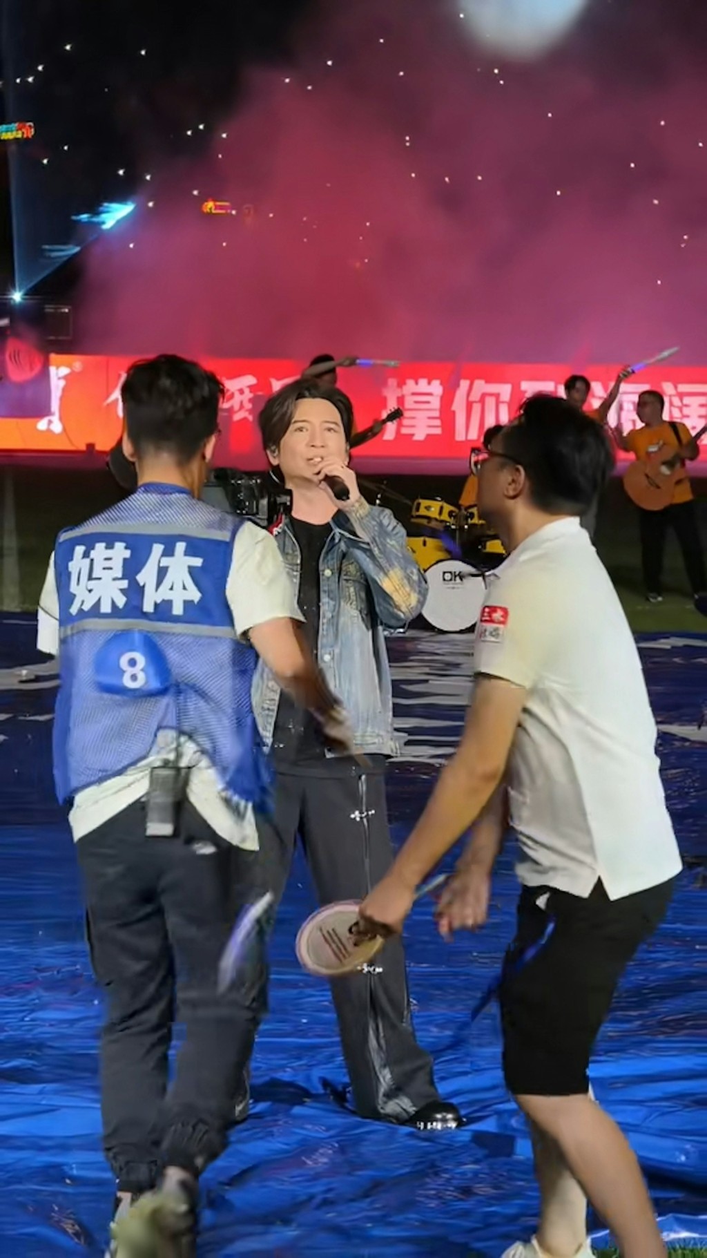現場還聽到爭吵聲:「全部機位嚟㗎」、「You shut up」。 現場還聽到爭吵聲:「全部機位嚟㗎」、「You shut up」。