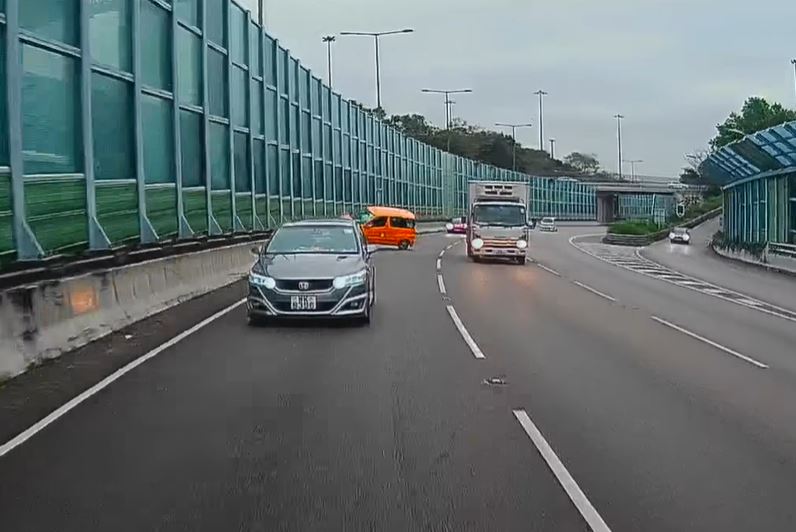 私家車撞向石壆。fb馬路的事 (即時交通資訊台)影片截圖