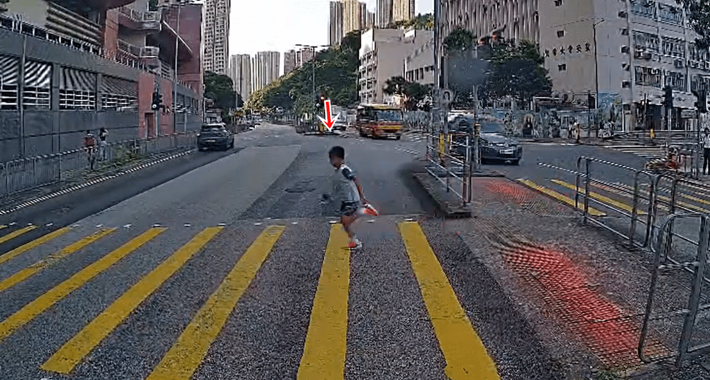 男童衝出馬路驚險過程。fb：香港交通及突發事故報料區