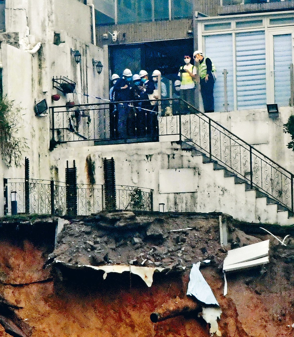 政府人員再到清水灣「東桂」獨立屋視察。