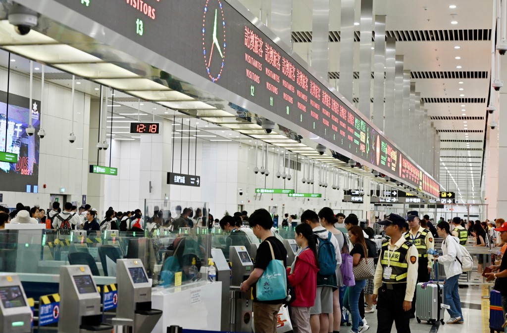 運輸署預計重陽節假期(29日)會有大量市民、車輛及內地旅客經各陸路管制站往來香港和內地或澳門。 運輸署預計重陽節假期(29日)會有大量市民、車輛及內地旅客經各陸路管制站往來香港和內地或澳門。
