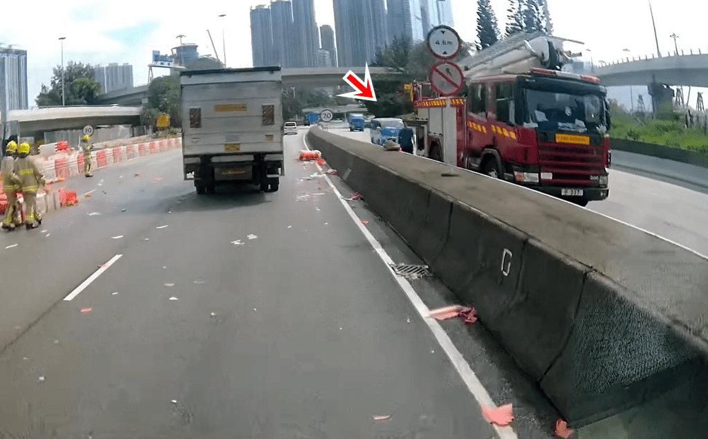 一輛客貨車馳至。fb：車cam L（香港群組）