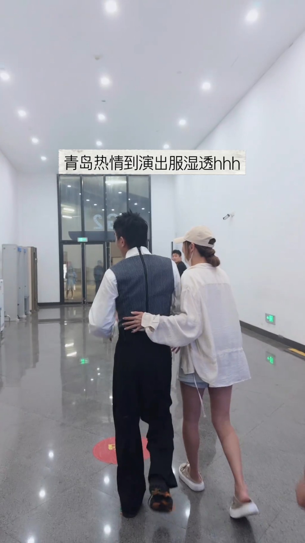 應采兒一度要支撐住老公陳小春。 應采兒一度要支撐住老公陳小春。