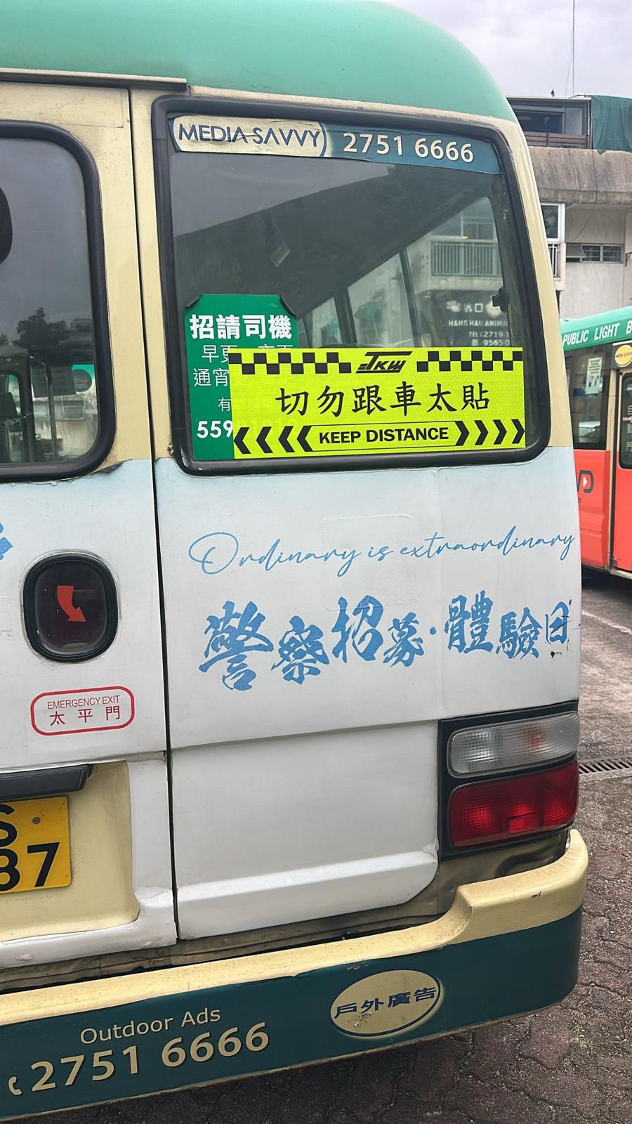 西九交通部設計多款行車證靜電貼及道路安全貼紙,並與貨運與客運業界合作,張貼於車身及乘客可見的位置。 西九交通部設計多款行車證靜電貼及道路安全貼紙,並與貨運與客運業界合作,張貼於車身及乘客可見的位置。