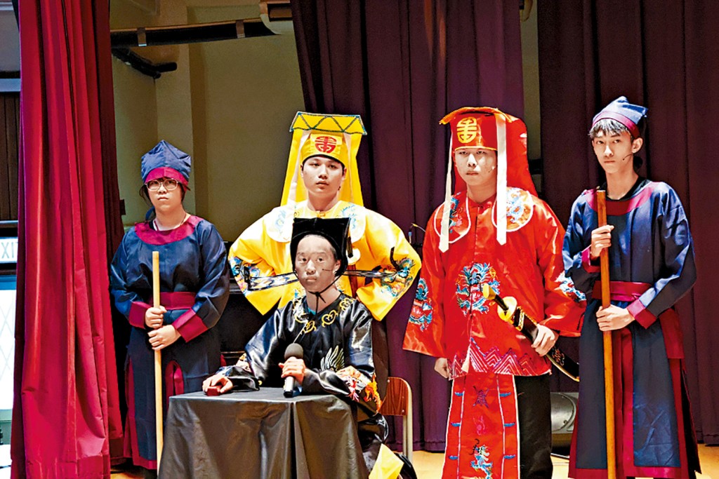 中華文化活動日上，修讀中國歷史科的同學演出歷史劇：《包公審驢》，以彰顯守法精神。