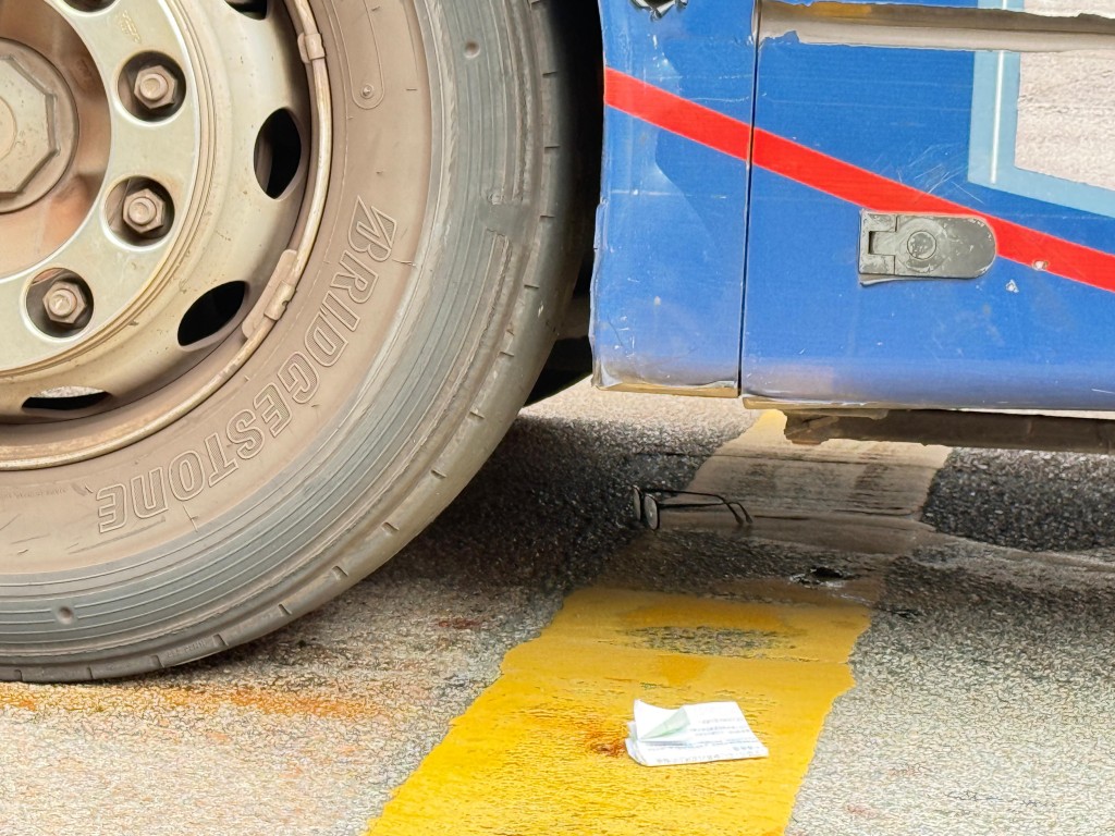 車底遺下一副眼鏡。