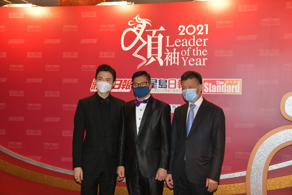 保安局局長鄧炳強(中)與蔡加讚先生(左)及郭英成先生合照。