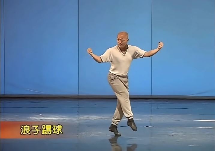 全网疯跳的“闪身步”。小红书