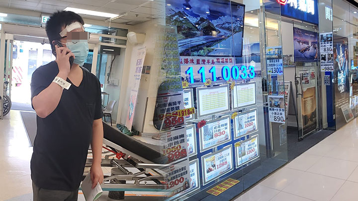 被同事用釘書機襲擊的男經紀由救護車送往醫院治理。