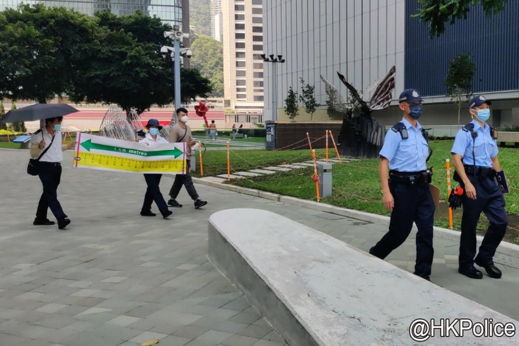 警員呼籲市民遵守「限聚令」規定，與他人保持社交距離。香港警察Facebook
