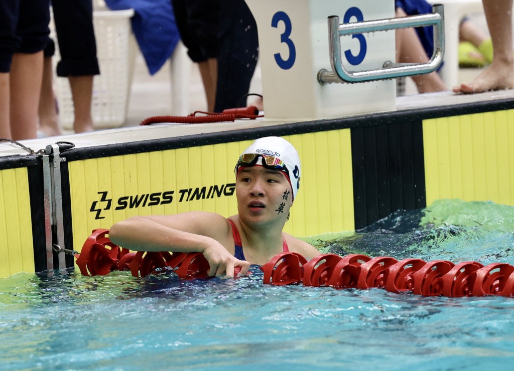 马紫玲在女子乙组100米自由泳游出55秒96破纪录夺金。 本报记者摄
