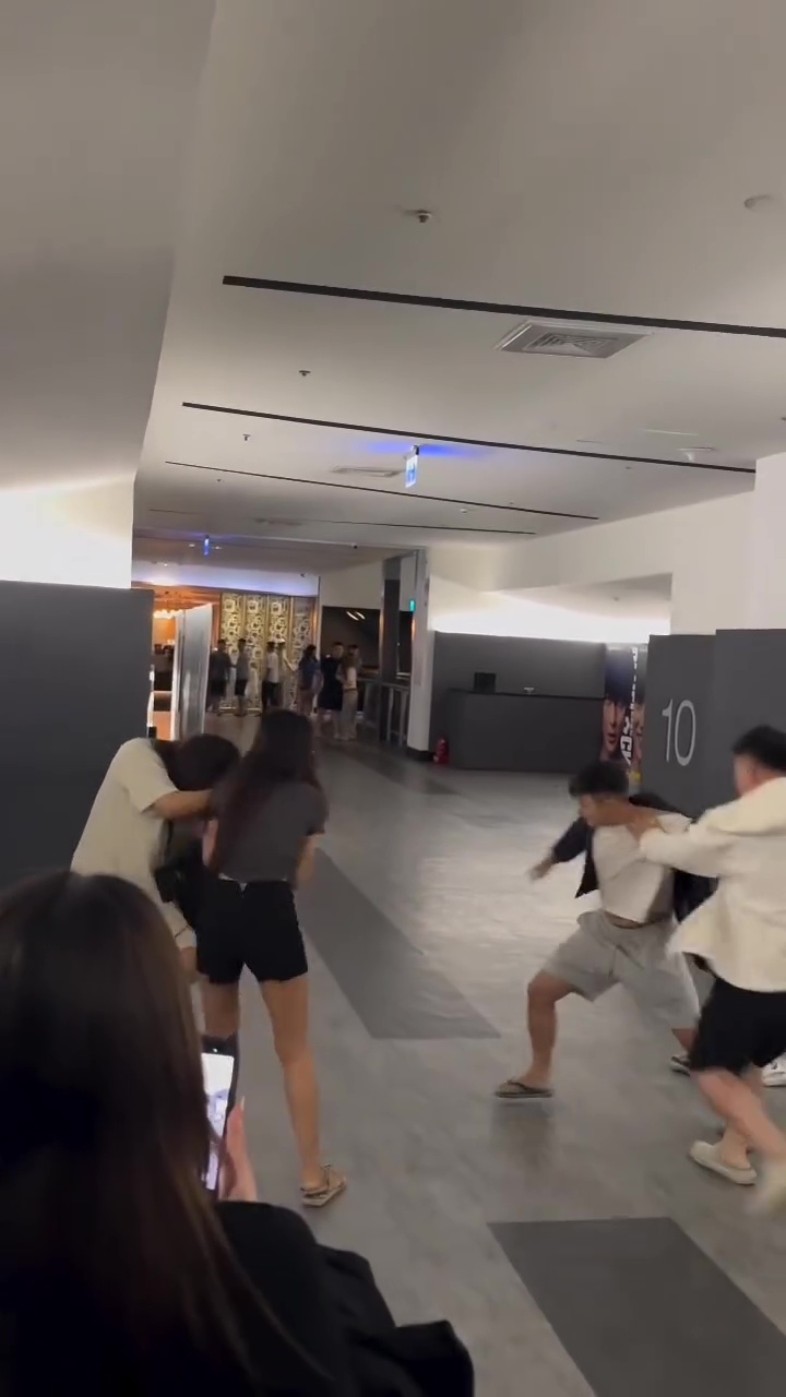 不滿被提醒手機響！高雄影城男女散場撕打。 threads