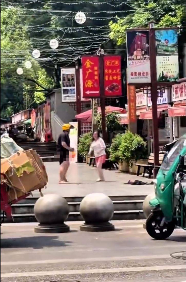 湖南有男騎手與大媽對戰，結果男的被脫光下身。