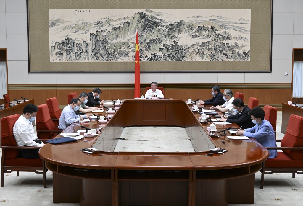 新華社圖片顯示李強總理主持會議，與會的秦剛似乎在養神。