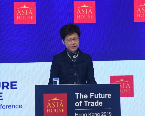 林鄭月娥表示，本港經濟正面對中美貿易糾紛及社會事件的內外壓力。