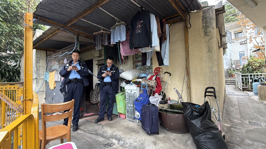 警員繼續在涉事村屋調查。梁國峰攝