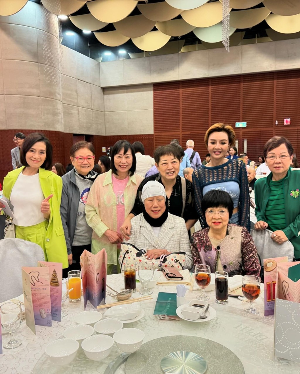 日前曾志偉在71歲生日前，一如往年舉行慈善素宴，星媽包括古天樂媽媽、佘詩曼媽媽及吳君如媽媽都有出席。