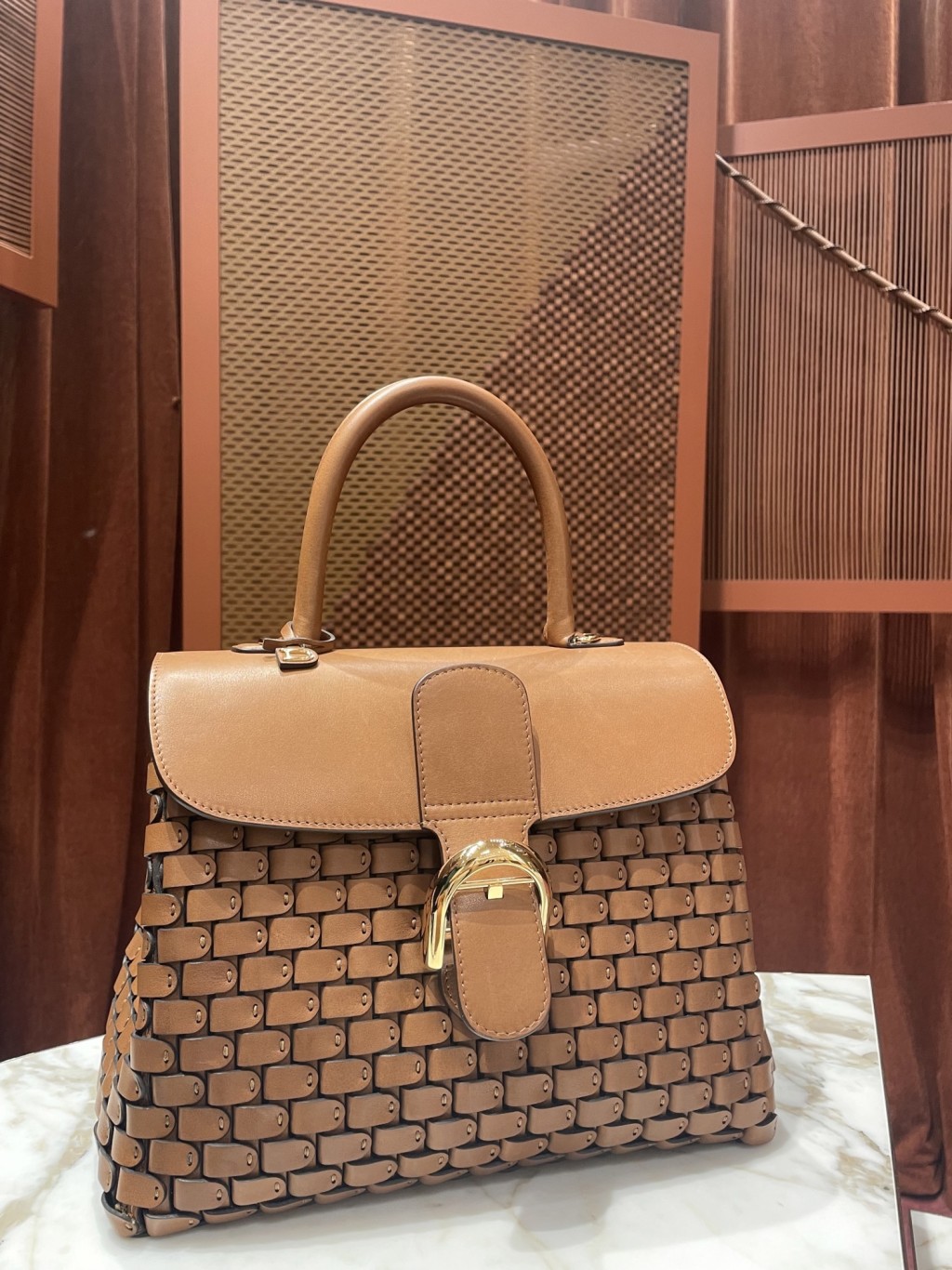 品牌經典的Brillant手袋，秋冬新作採用全新Leather D皮革工藝，令袋款更具建築美感。