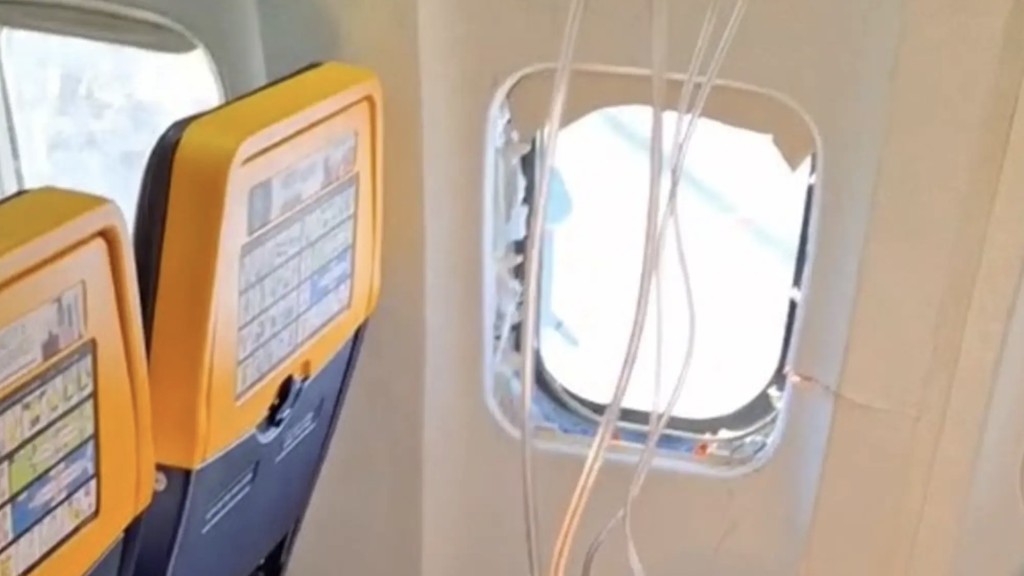Ryanair客機在高空中爆窗，乘客險被氣流吸走。 X@RThessaloniki