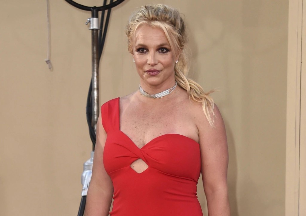 Britney指是朋友將煙放入她口中,並點燃它,令她以為可在機上吸煙。 Britney指是朋友將煙放入她口中,並點燃它,令她以為可在機上吸煙。