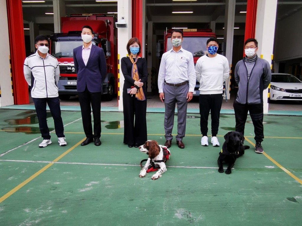 容海恩和沙田區消防安全大使名譽會長會主席梁振邦到沙田消防局了解消防搜救犬隊及火警調查犬隊的工作。(容海恩fb)