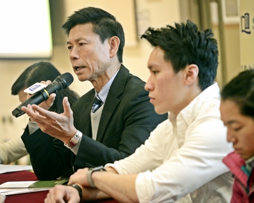 浸大體育學系系主任鍾伯光(持咪者)介紹學系向運動員和教練推出的防性侵小冊子。