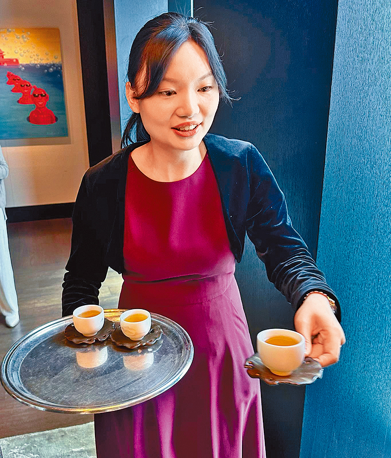 Lydia係港飲食業首位侍應獲此殊榮。