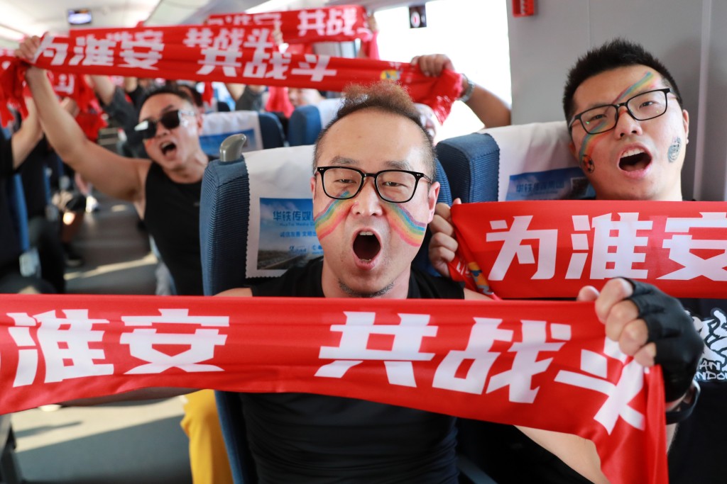 內地省市組織城市足球聯賽大受歡迎。新華社