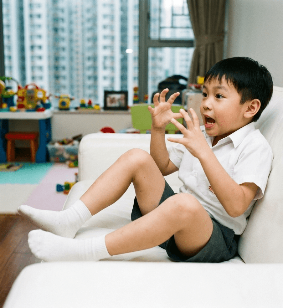 經常坐不停、容易分心是過度活躍症部分症狀。