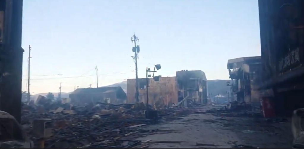 永井豪纪念馆所在的轮岛朝市老街，被地震诱发的大火烧毁。影片截图