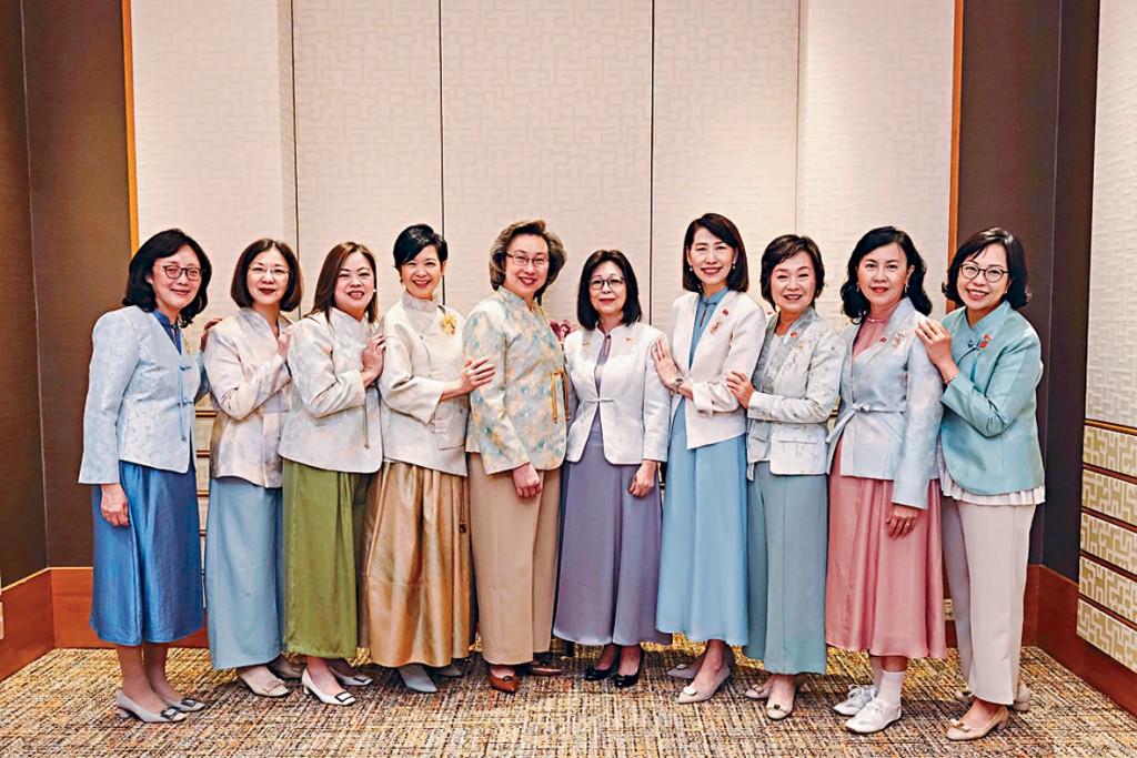 左起：甯漢豪、謝小華、羅淑佩、何永賢、楊何蓓茵、李林麗嬋、葉文娟、蔡若蓮、陳美寶及麥美娟，身穿「新中式時裝」合照。
