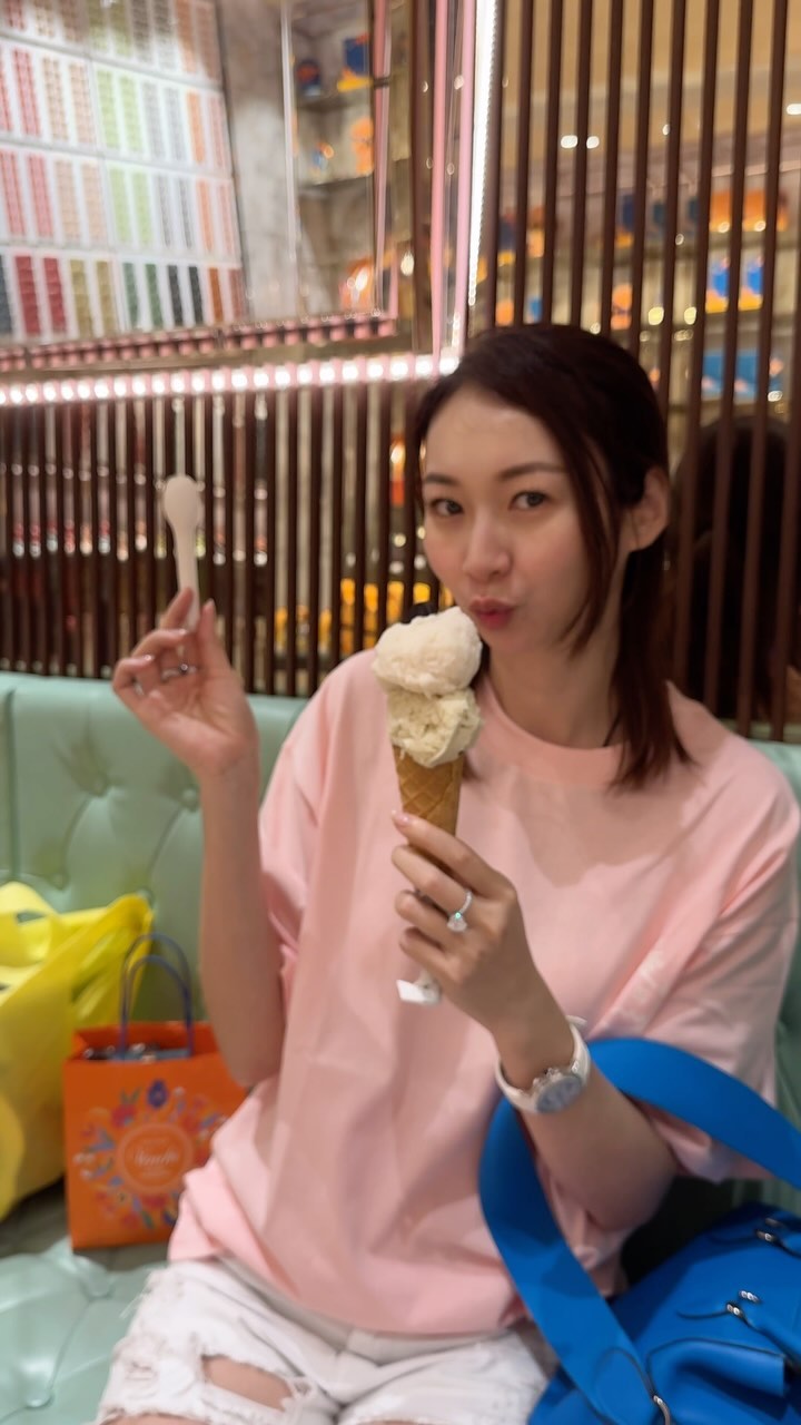 庄思敏经常拍片到社交网，最新影片又去食榴莲雪糕。