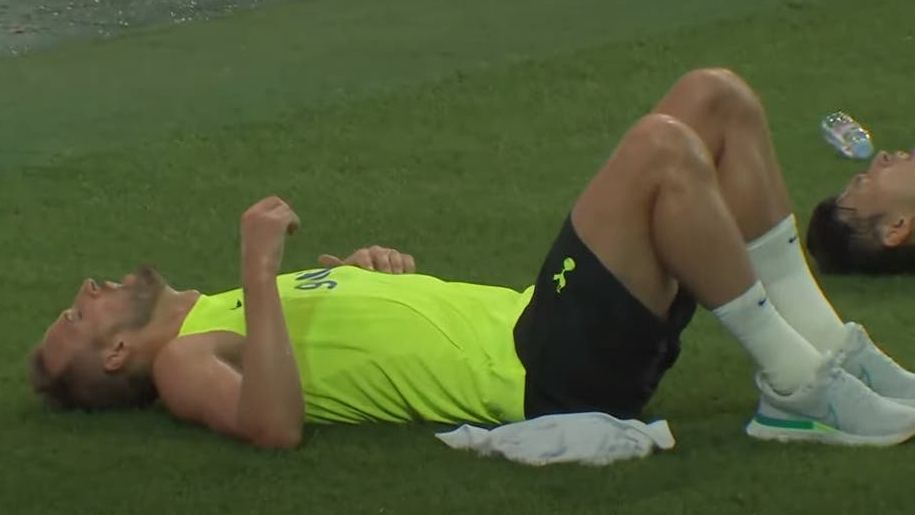 卡尼操练后倒在地上，并呕吐大作。网上图片