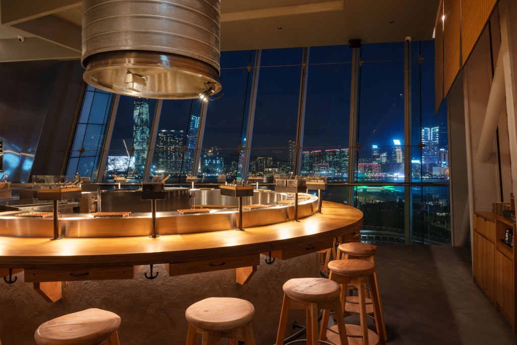 餐廳內部設有兩個炭火烤爐，亦如日本店一樣設「圍爐等食」的座位設計。