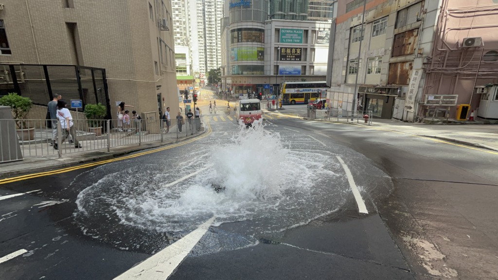 地下鹹水管爆裂射出水柱。