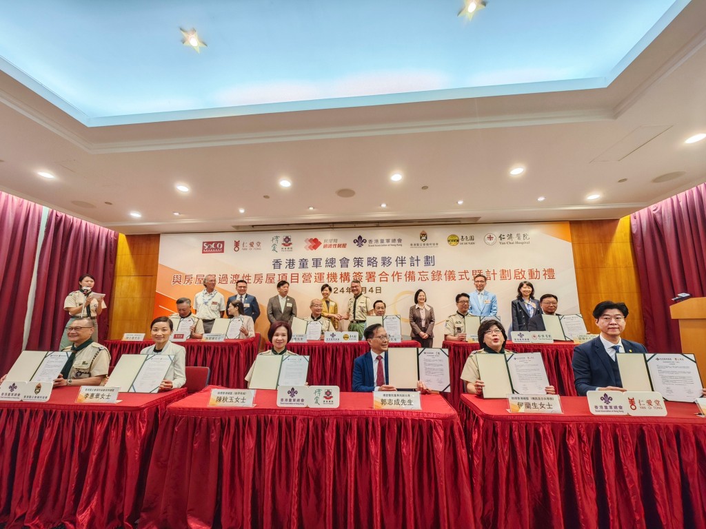 香港童军总会昨日(4日)也和6个房屋局过渡性房屋项目的营运机构签订合作备忘录，在过渡性房屋开办童军旅团。何永贤fb