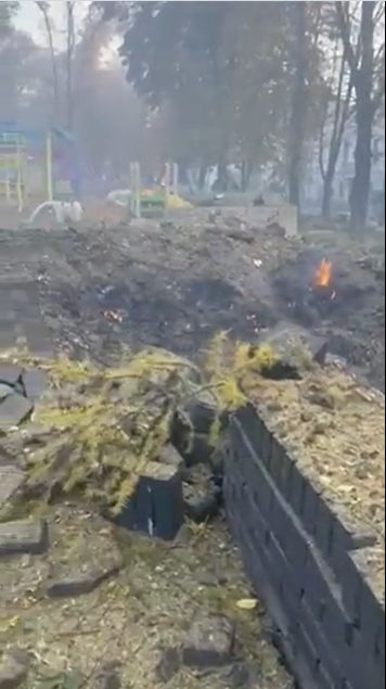基輔市中心一個兒童遊樂場被炸出巨坑。