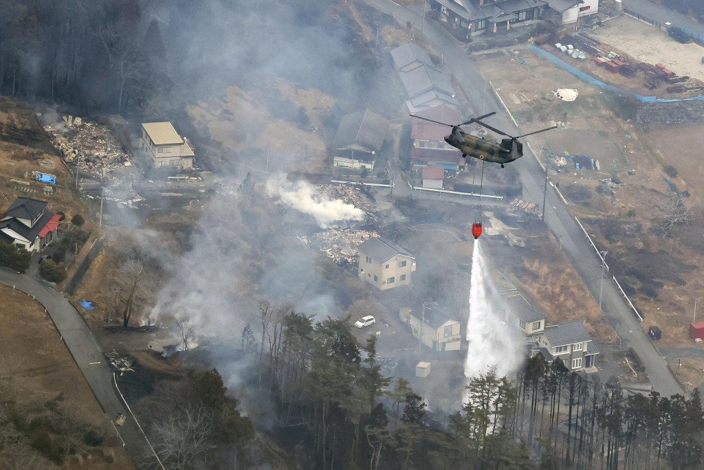 自衛隊和各縣投入19架直升機協助空中滅火。路透社