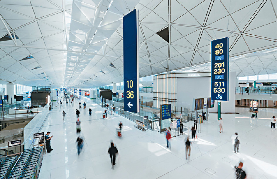 今日的赤鱲角國際機場大堂較啟德設施更先進及寬敞。資料圖片