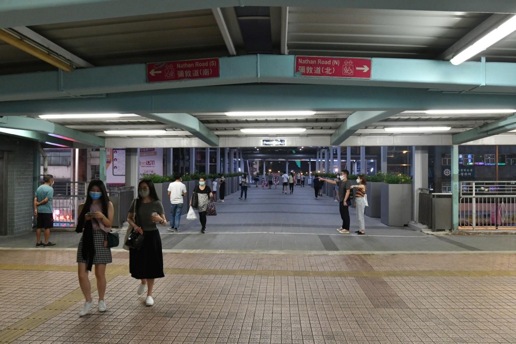 橫跨彌敦道的一段旺角道行人天橋今日開通。